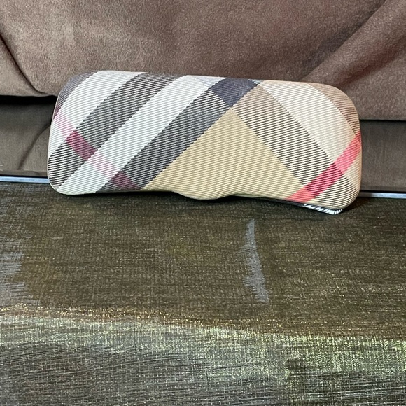 Authenticated: Burberry sunglasses and case - Picture 8 of 13